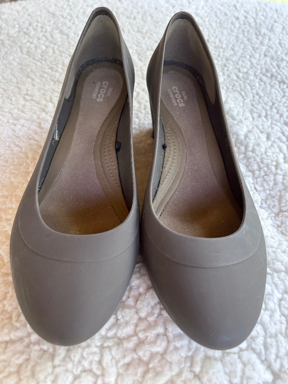 Crocs Dual Comfort Gray Low Wedge Pumps Women’s Size 8